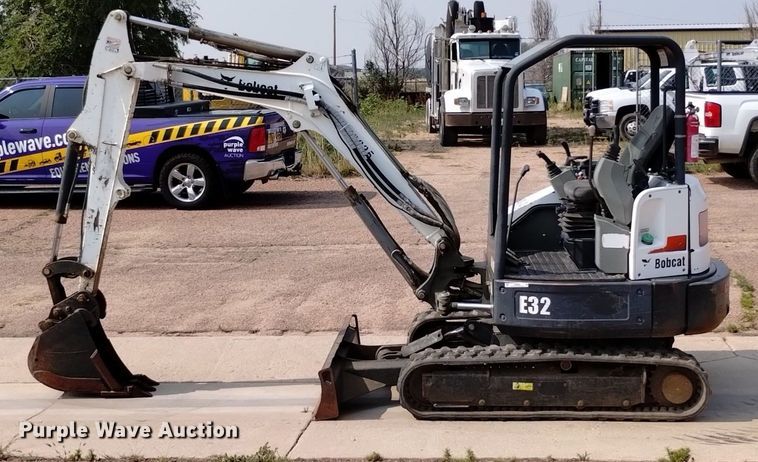 image for item LO9033 2011 Bobcat E32 mini excavator