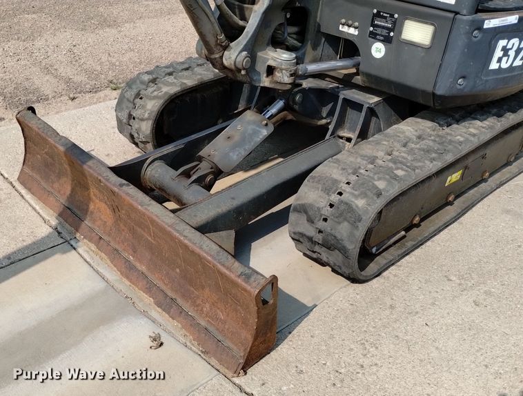 image for item LO9033 2011 Bobcat E32 mini excavator