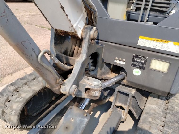 image for item LO9033 2011 Bobcat E32 mini excavator