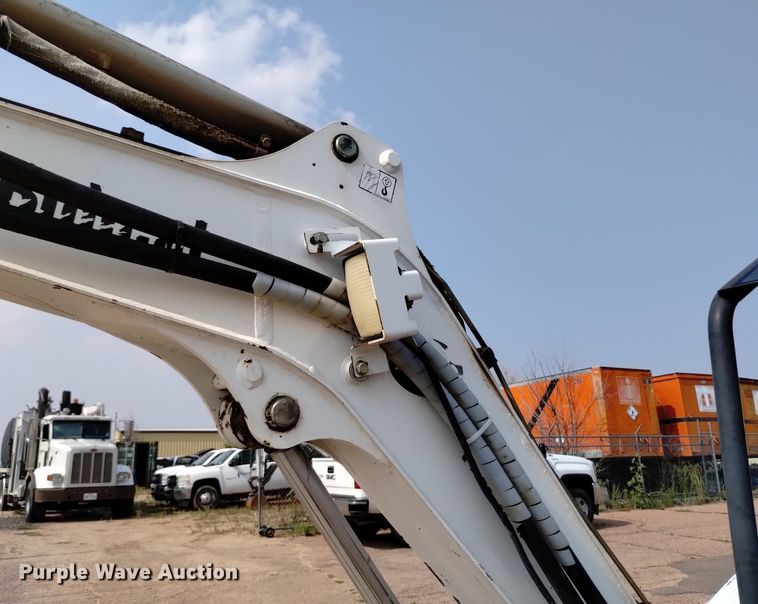 image for item LO9033 2011 Bobcat E32 mini excavator