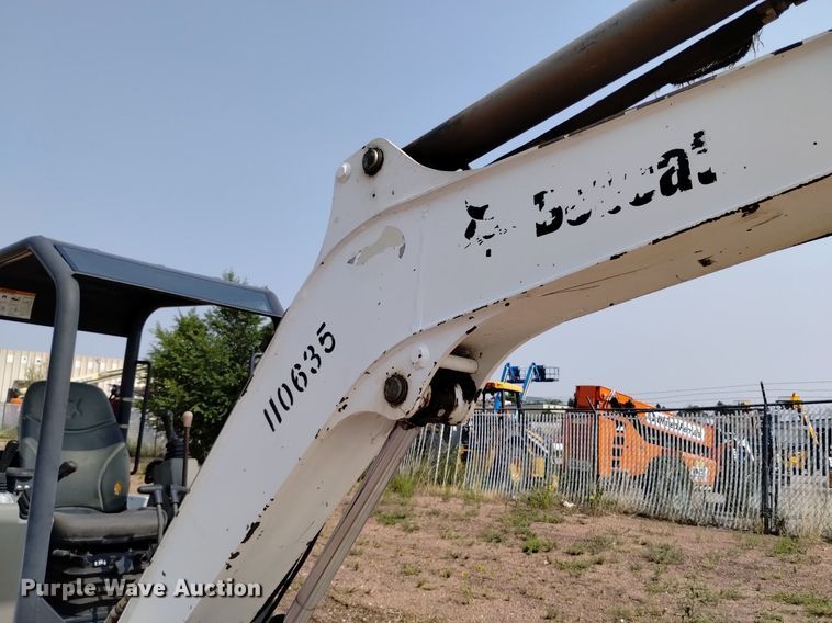 image for item LO9033 2011 Bobcat E32 mini excavator