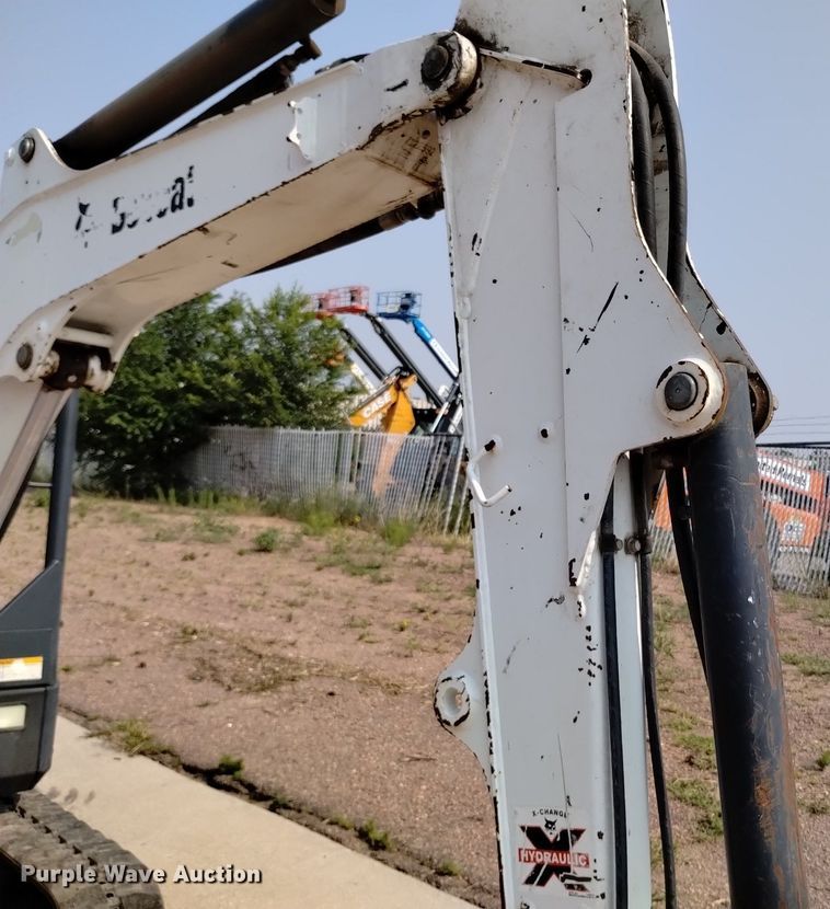 image for item LO9033 2011 Bobcat E32 mini excavator