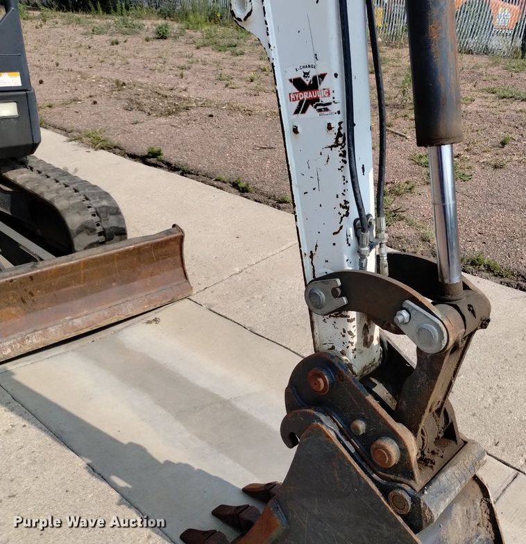 image for item LO9033 2011 Bobcat E32 mini excavator