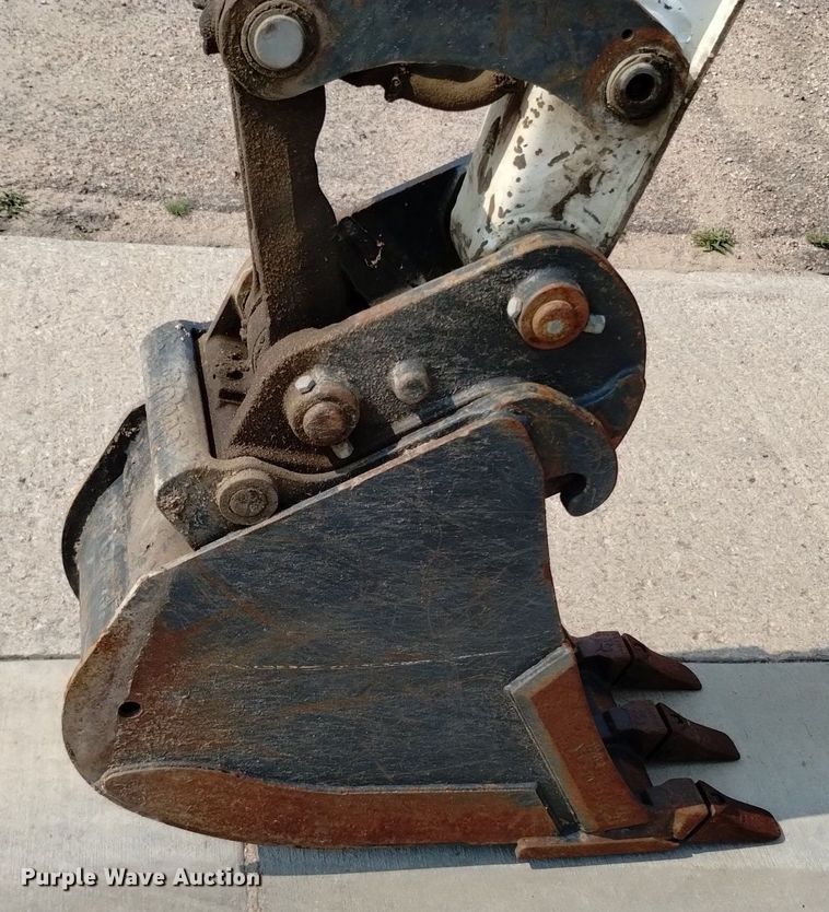 image for item LO9033 2011 Bobcat E32 mini excavator