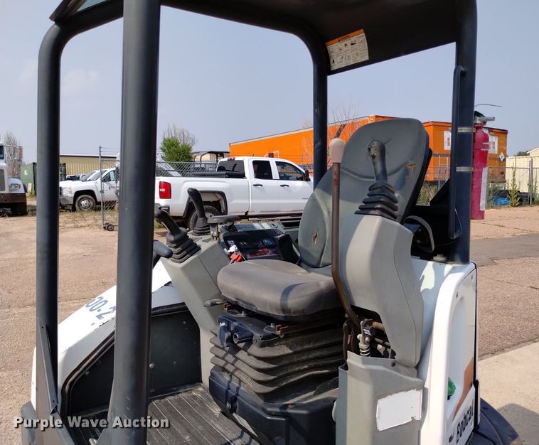 image for item LO9033 2011 Bobcat E32 mini excavator