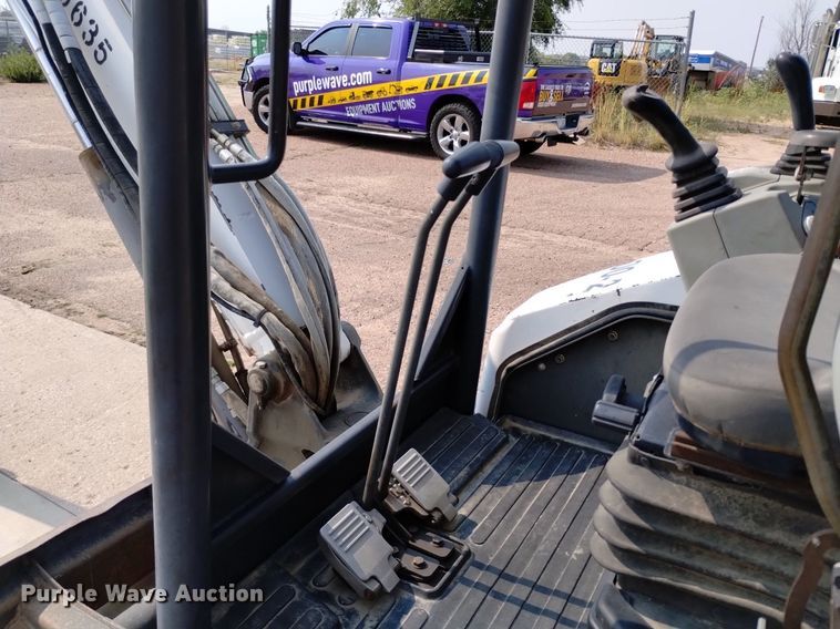 image for item LO9033 2011 Bobcat E32 mini excavator