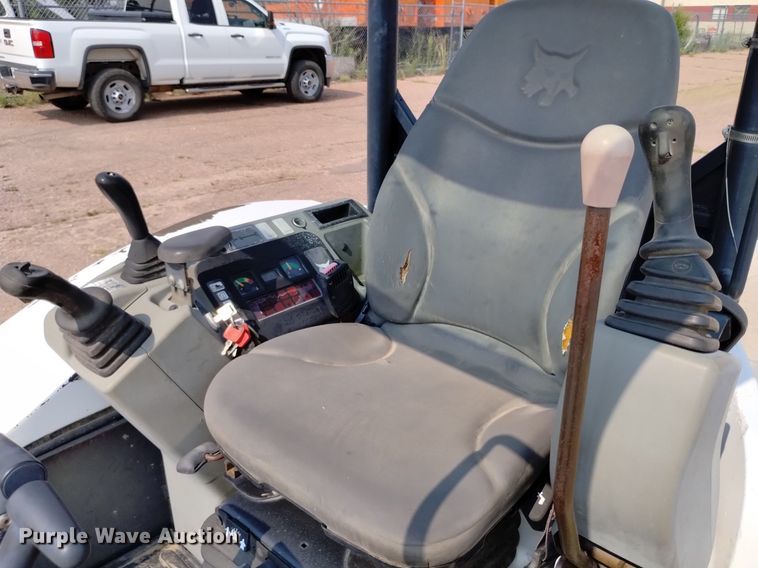 image for item LO9033 2011 Bobcat E32 mini excavator