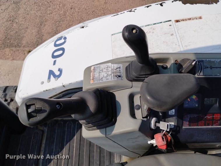 image for item LO9033 2011 Bobcat E32 mini excavator