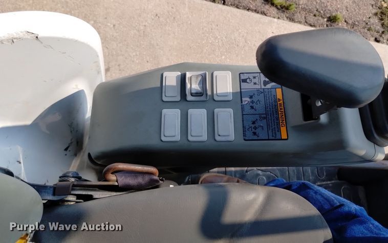 image for item LO9033 2011 Bobcat E32 mini excavator