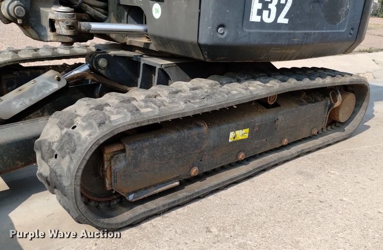 image for item LO9033 2011 Bobcat E32 mini excavator