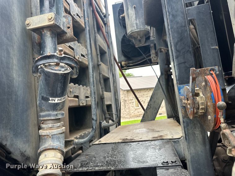 image for item LR9401 2012 Kenworth  T800 hydrovac truck