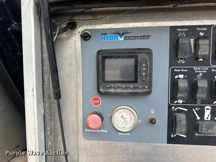 image for item LR9401 2012 Kenworth  T800 hydrovac truck