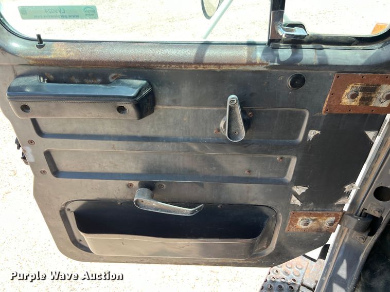 image for item LV9024 1995 International  2554 dump truck