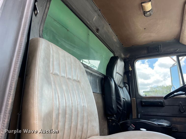 image for item LV9024 1995 International  2554 dump truck