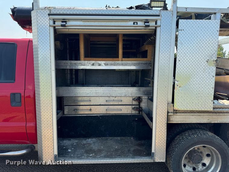 image for item NB9514 2009 Ford  F450 Super Duty XLT Crew Cab flatbed truck