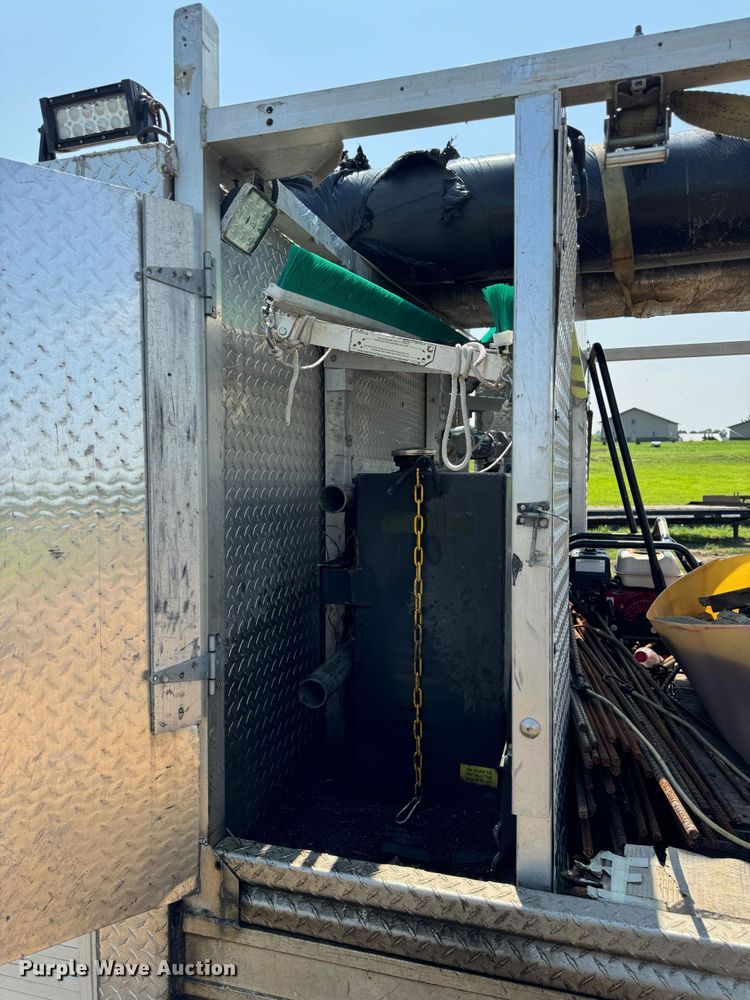 image for item NB9514 2009 Ford  F450 Super Duty XLT Crew Cab flatbed truck