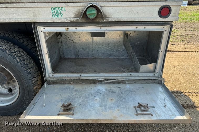 image for item NB9514 2009 Ford  F450 Super Duty XLT Crew Cab flatbed truck