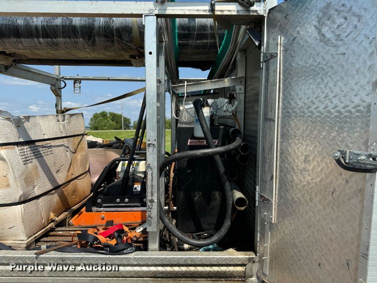 image for item NB9514 2009 Ford  F450 Super Duty XLT Crew Cab flatbed truck