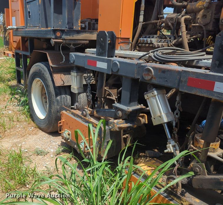 image for item NG9977 2005 GMC 7500 asphalt patch truck