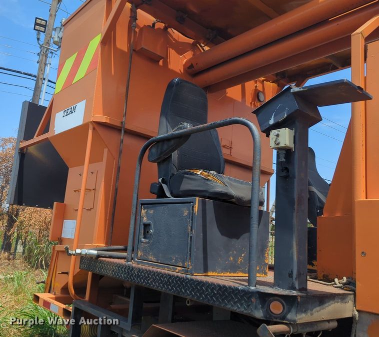 image for item NG9977 2005 GMC 7500 asphalt patch truck