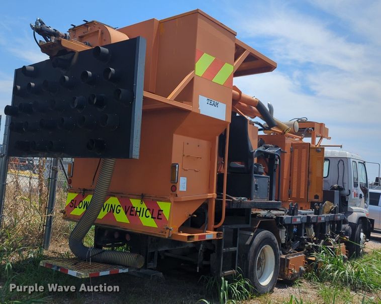 image for item NG9977 2005 GMC 7500 asphalt patch truck