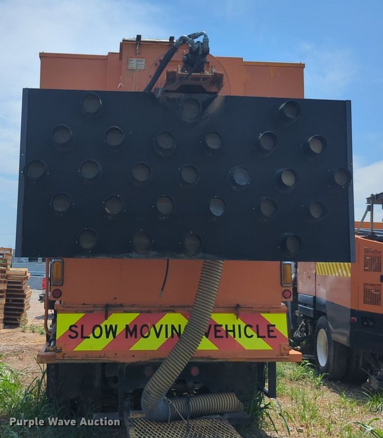 image for item NG9977 2005 GMC 7500 asphalt patch truck