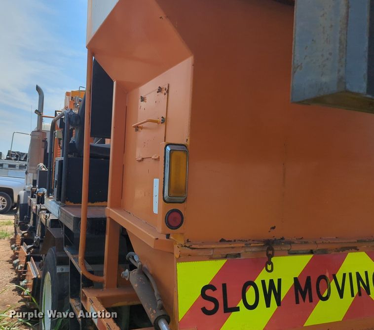 image for item NG9977 2005 GMC 7500 asphalt patch truck