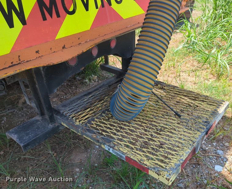 image for item NG9977 2005 GMC 7500 asphalt patch truck