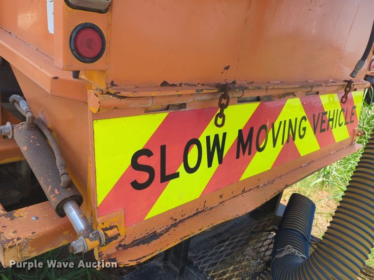 image for item NG9977 2005 GMC 7500 asphalt patch truck