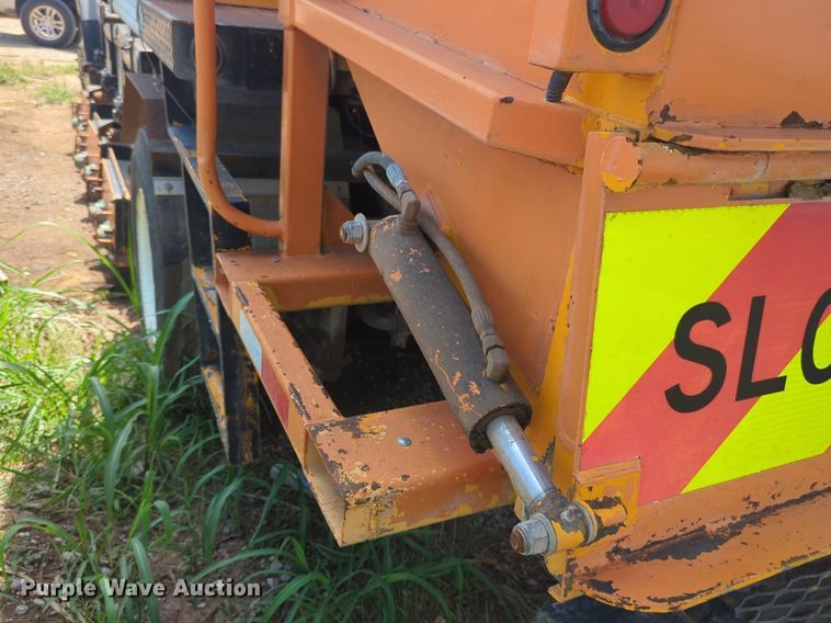 image for item NG9977 2005 GMC 7500 asphalt patch truck