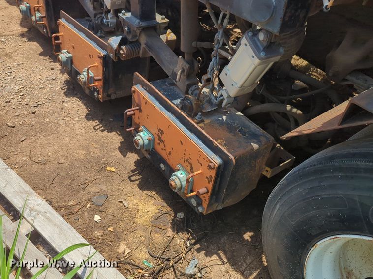 image for item NG9977 2005 GMC 7500 asphalt patch truck