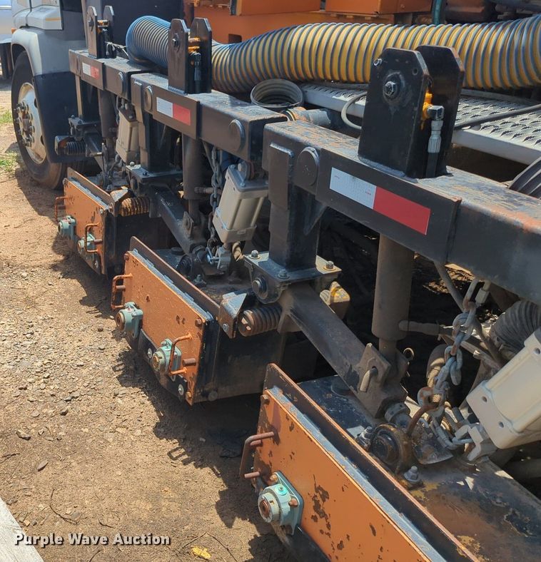 image for item NG9977 2005 GMC 7500 asphalt patch truck