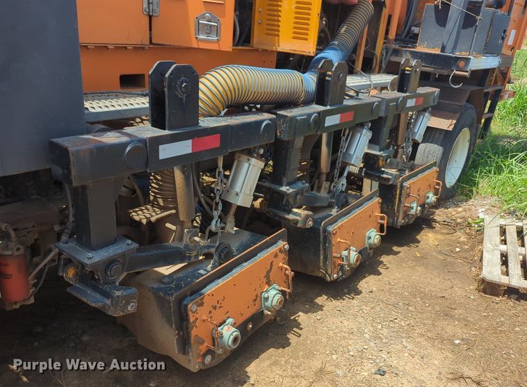 image for item NG9977 2005 GMC 7500 asphalt patch truck