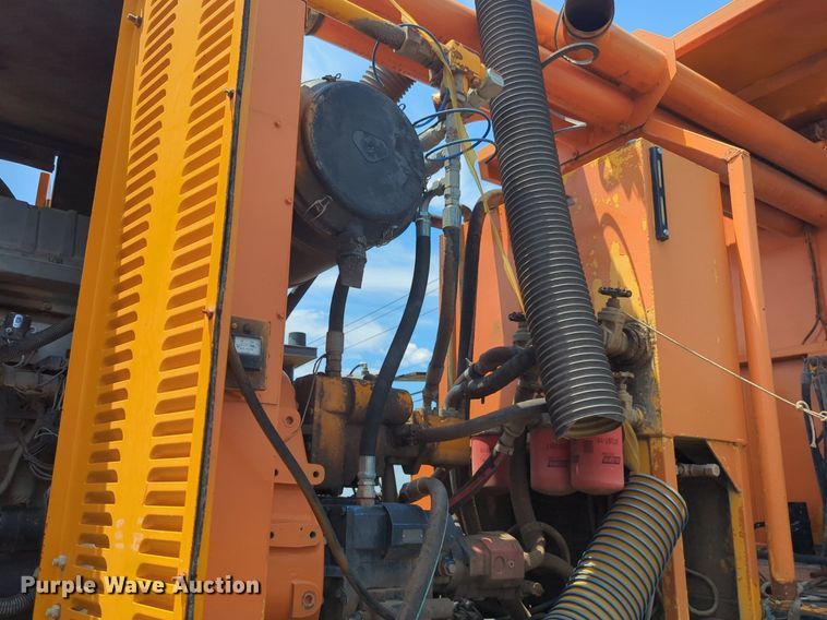 image for item NG9977 2005 GMC 7500 asphalt patch truck