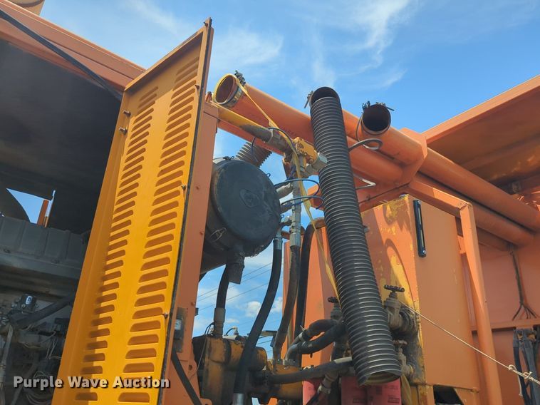 image for item NG9977 2005 GMC 7500 asphalt patch truck