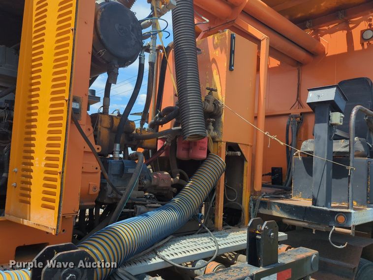 image for item NG9977 2005 GMC 7500 asphalt patch truck