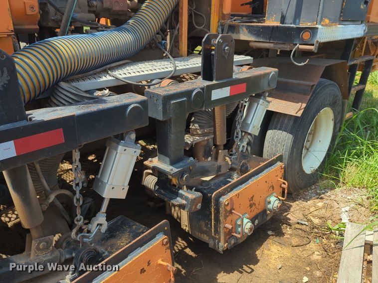 image for item NG9977 2005 GMC 7500 asphalt patch truck