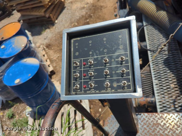 image for item NG9977 2005 GMC 7500 asphalt patch truck