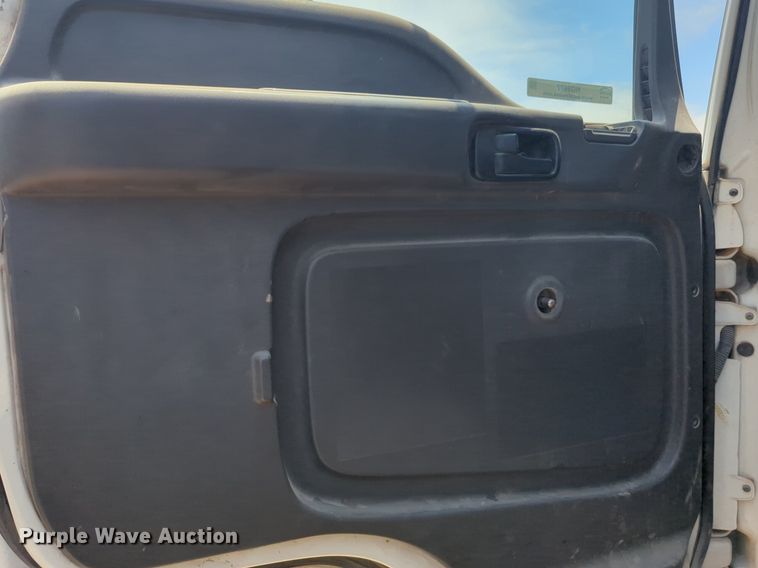 image for item NG9977 2005 GMC 7500 asphalt patch truck