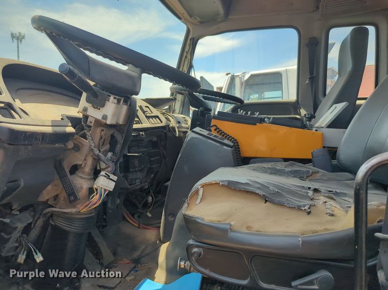 image for item NG9977 2005 GMC 7500 asphalt patch truck