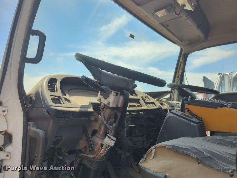 image for item NG9977 2005 GMC 7500 asphalt patch truck