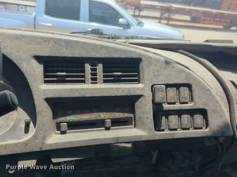 image for item NG9977 2005 GMC 7500 asphalt patch truck