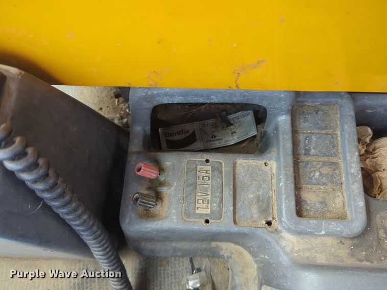 image for item NG9977 2005 GMC 7500 asphalt patch truck