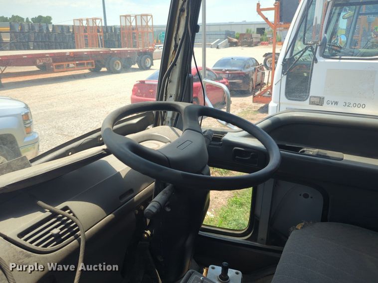 image for item NG9977 2005 GMC 7500 asphalt patch truck