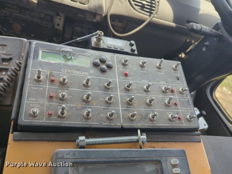 image for item NG9977 2005 GMC 7500 asphalt patch truck