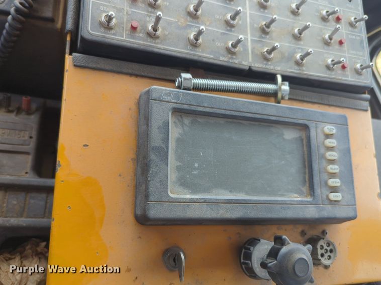 image for item NG9977 2005 GMC 7500 asphalt patch truck