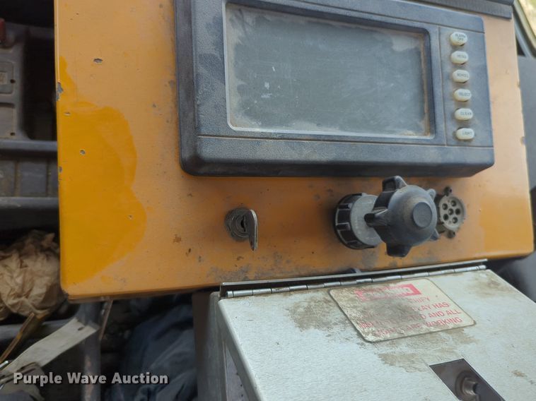 image for item NG9977 2005 GMC 7500 asphalt patch truck