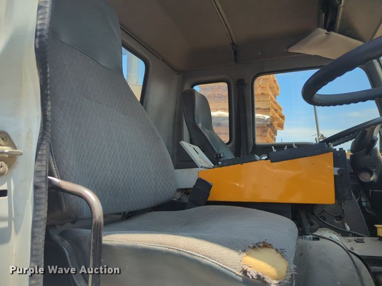 image for item NG9977 2005 GMC 7500 asphalt patch truck