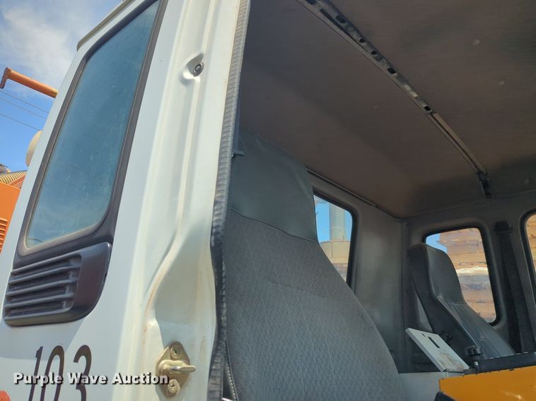 image for item NG9977 2005 GMC 7500 asphalt patch truck