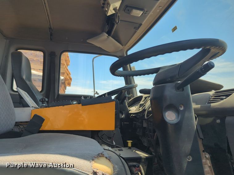 image for item NG9977 2005 GMC 7500 asphalt patch truck